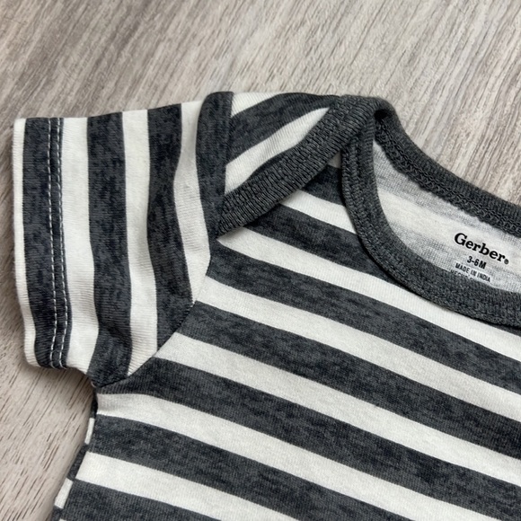 3-6 M Gerber NWOT Onesie Lot Bear and Stripes Gray Neutral Set - Picture 4 of 4